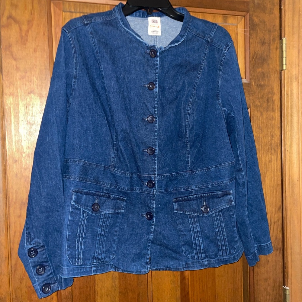 Blue denim jacket with a relaxed and stretch fit